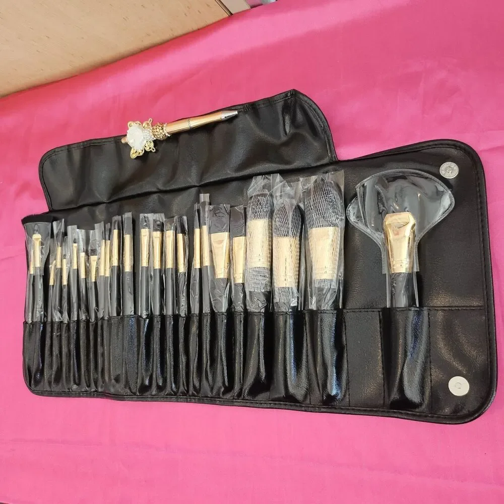 New B.B.W. Cosmetics 24 Piece Makeup Brush Set Travel Carrying Case Black/Gold